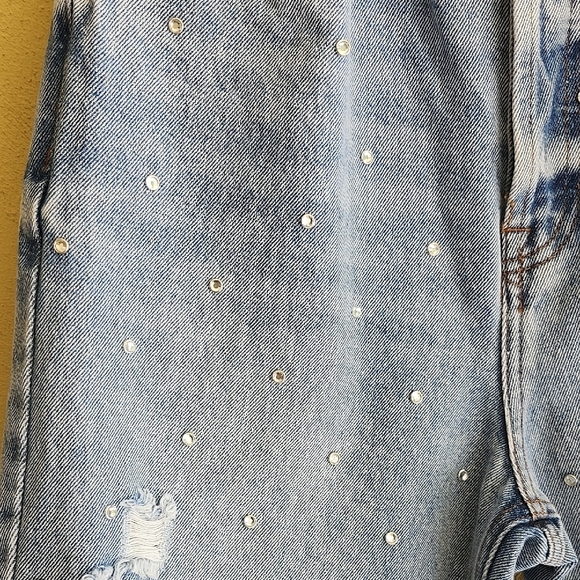 Stylish Light Blue Straight Leg Jeans with Distressed Details - Picture 6 of 13